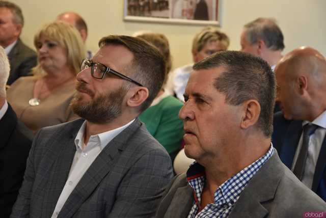 [FOTO] Zmiana wójta po 22 latach! Nowy włodarz i radni gminy Świdnica złożyli ślubowania