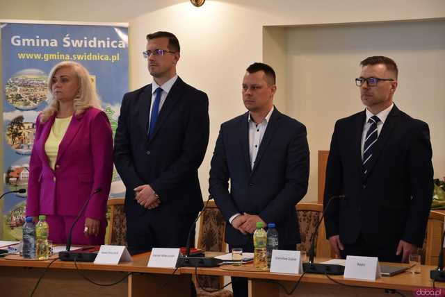 [FOTO] Zmiana wójta po 22 latach! Nowy włodarz i radni gminy Świdnica złożyli ślubowania