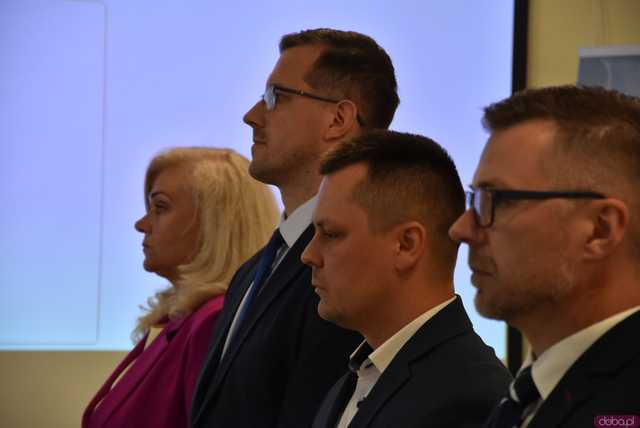 [FOTO] Zmiana wójta po 22 latach! Nowy włodarz i radni gminy Świdnica złożyli ślubowania