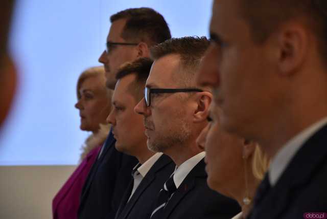 [FOTO] Zmiana wójta po 22 latach! Nowy włodarz i radni gminy Świdnica złożyli ślubowania