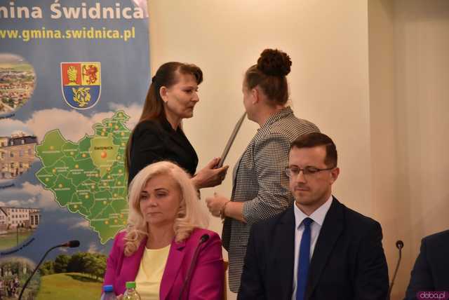 [FOTO] Zmiana wójta po 22 latach! Nowy włodarz i radni gminy Świdnica złożyli ślubowania