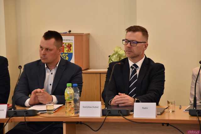 [FOTO] Zmiana wójta po 22 latach! Nowy włodarz i radni gminy Świdnica złożyli ślubowania