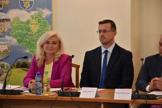 [FOTO] Zmiana wójta po 22 latach! Nowy włodarz i radni gminy Świdnica złożyli ślubowania