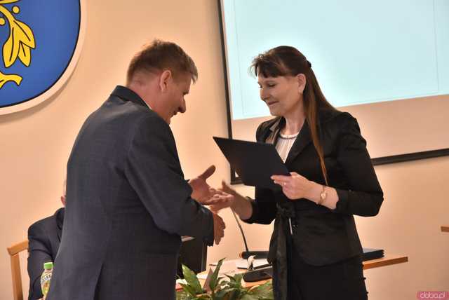 [FOTO] Zmiana wójta po 22 latach! Nowy włodarz i radni gminy Świdnica złożyli ślubowania