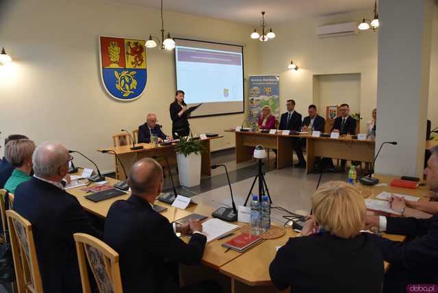 [FOTO] Zmiana wójta po 22 latach! Nowy włodarz i radni gminy Świdnica złożyli ślubowania