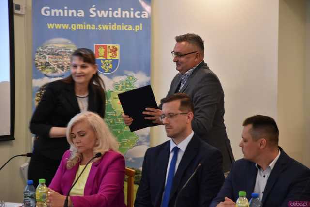[FOTO] Zmiana wójta po 22 latach! Nowy włodarz i radni gminy Świdnica złożyli ślubowania