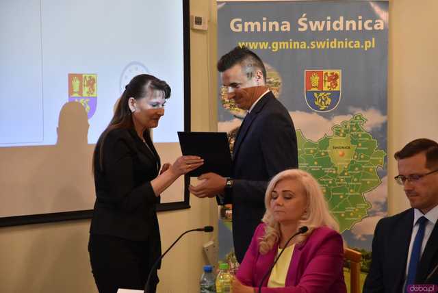 [FOTO] Zmiana wójta po 22 latach! Nowy włodarz i radni gminy Świdnica złożyli ślubowania