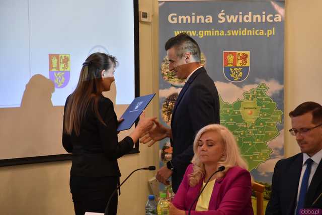 [FOTO] Zmiana wójta po 22 latach! Nowy włodarz i radni gminy Świdnica złożyli ślubowania