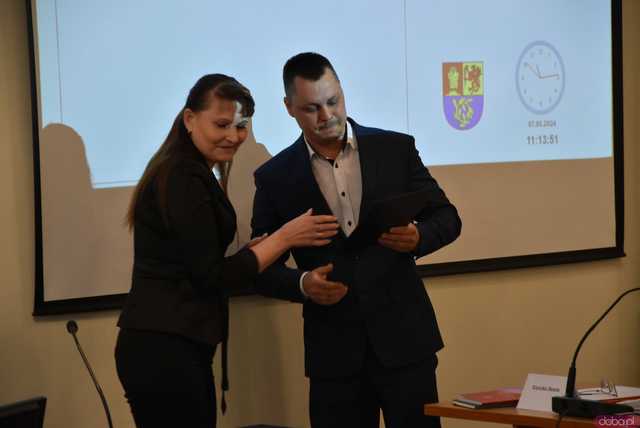 [FOTO] Zmiana wójta po 22 latach! Nowy włodarz i radni gminy Świdnica złożyli ślubowania