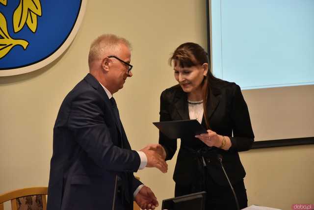 [FOTO] Zmiana wójta po 22 latach! Nowy włodarz i radni gminy Świdnica złożyli ślubowania