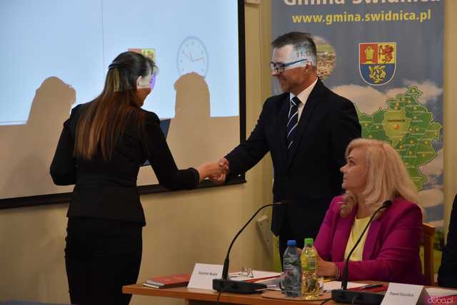 [FOTO] Zmiana wójta po 22 latach! Nowy włodarz i radni gminy Świdnica złożyli ślubowania
