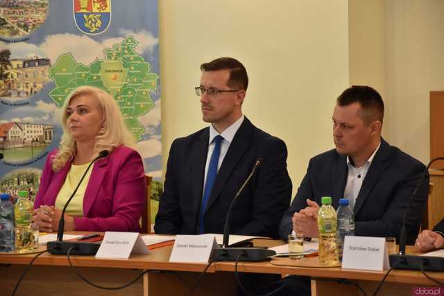 [FOTO] Zmiana wójta po 22 latach! Nowy włodarz i radni gminy Świdnica złożyli ślubowania