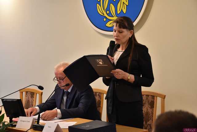 [FOTO] Zmiana wójta po 22 latach! Nowy włodarz i radni gminy Świdnica złożyli ślubowania