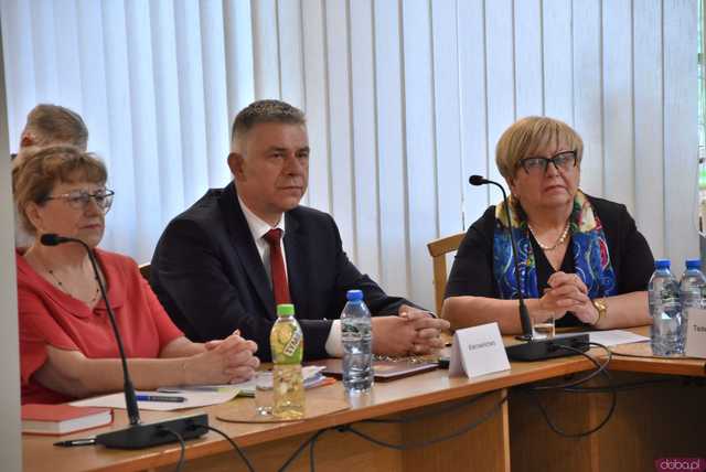[FOTO] Zmiana wójta po 22 latach! Nowy włodarz i radni gminy Świdnica złożyli ślubowania
