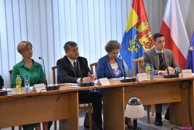 [FOTO] Zmiana wójta po 22 latach! Nowy włodarz i radni gminy Świdnica złożyli ślubowania