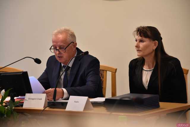 [FOTO] Zmiana wójta po 22 latach! Nowy włodarz i radni gminy Świdnica złożyli ślubowania