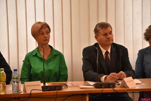 [FOTO] Zmiana wójta po 22 latach! Nowy włodarz i radni gminy Świdnica złożyli ślubowania
