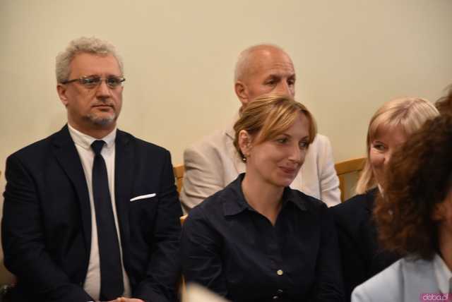 [FOTO] Zmiana wójta po 22 latach! Nowy włodarz i radni gminy Świdnica złożyli ślubowania