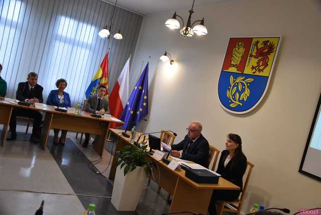 [FOTO] Zmiana wójta po 22 latach! Nowy włodarz i radni gminy Świdnica złożyli ślubowania