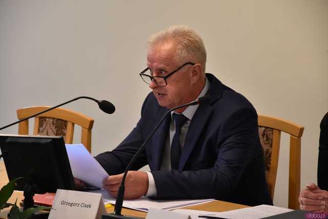 [FOTO] Zmiana wójta po 22 latach! Nowy włodarz i radni gminy Świdnica złożyli ślubowania