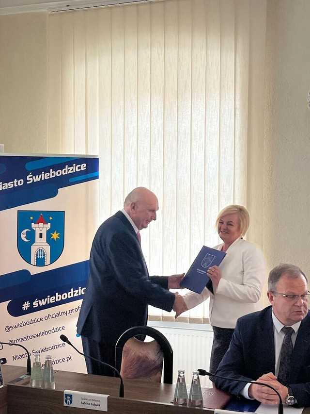 [FOTO] Nowi radni i burmistrz Świebodzic złożyli ślubowania na nową kadencję