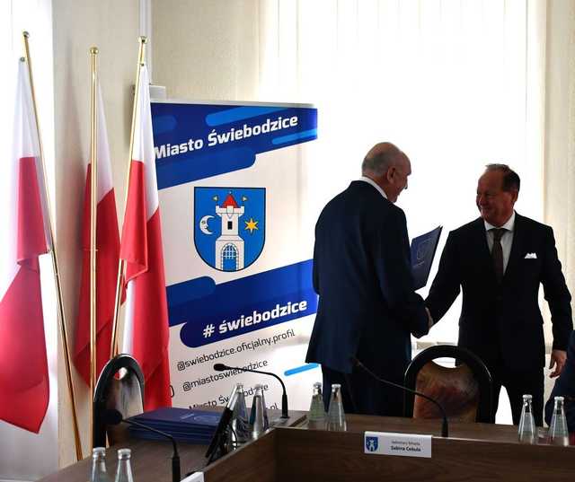 [FOTO] Nowi radni i burmistrz Świebodzic złożyli ślubowania na nową kadencję