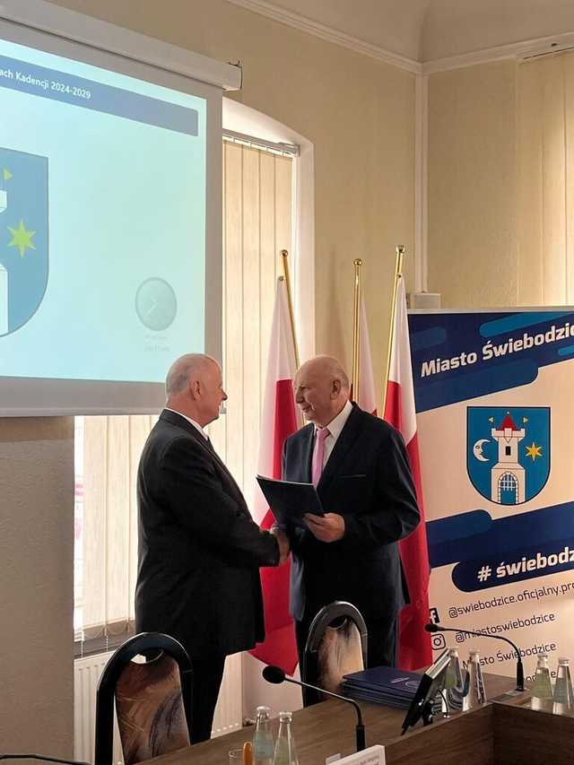 [FOTO] Nowi radni i burmistrz Świebodzic złożyli ślubowania na nową kadencję