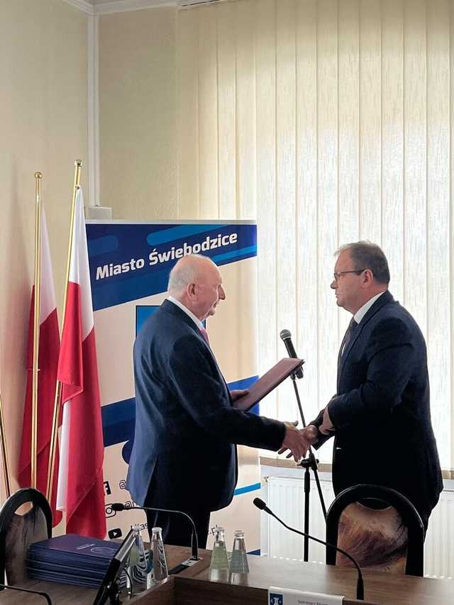 [FOTO] Nowi radni i burmistrz Świebodzic złożyli ślubowania na nową kadencję