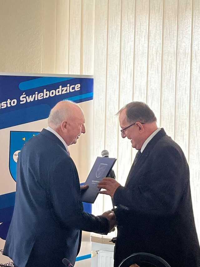 [FOTO] Nowi radni i burmistrz Świebodzic złożyli ślubowania na nową kadencję