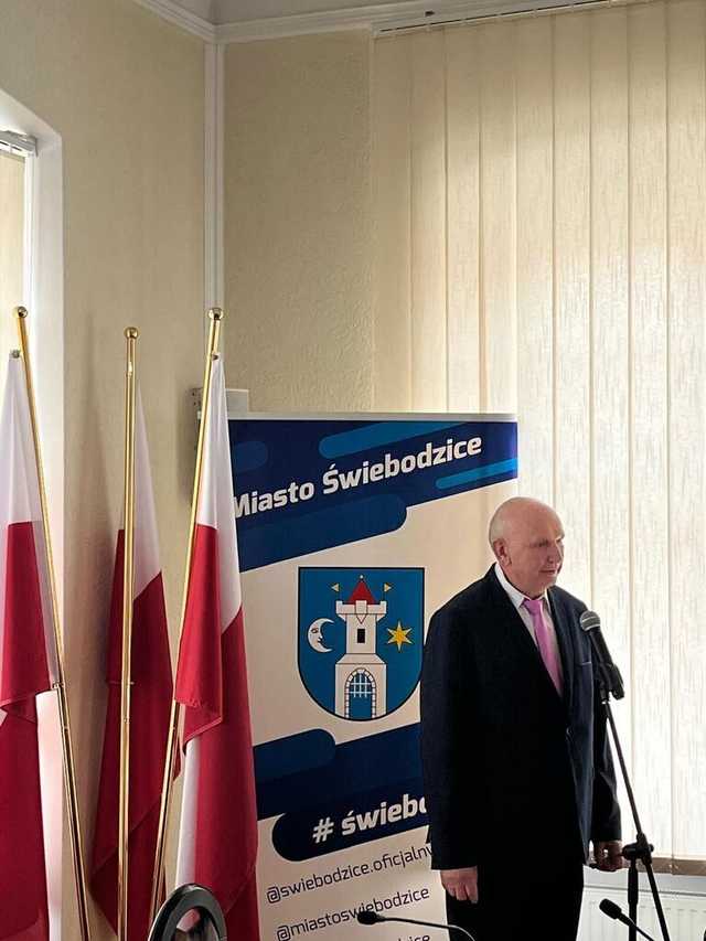 [FOTO] Nowi radni i burmistrz Świebodzic złożyli ślubowania na nową kadencję