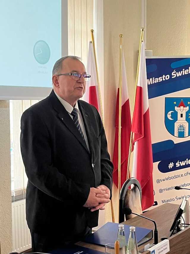[FOTO] Nowi radni i burmistrz Świebodzic złożyli ślubowania na nową kadencję