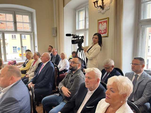 [FOTO] Nowi radni i burmistrz Świebodzic złożyli ślubowania na nową kadencję