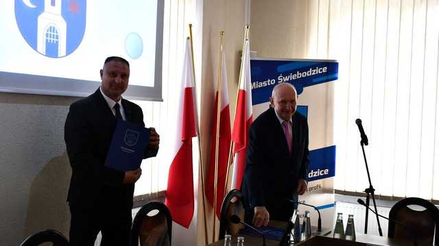 [FOTO] Nowi radni i burmistrz Świebodzic złożyli ślubowania na nową kadencję
