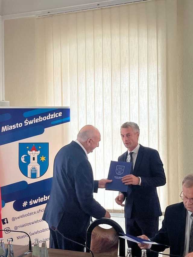 [FOTO] Nowi radni i burmistrz Świebodzic złożyli ślubowania na nową kadencję