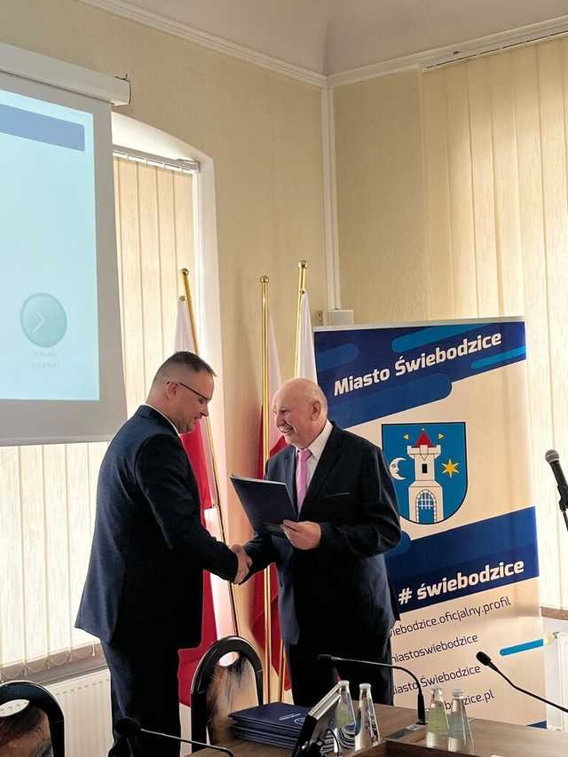 [FOTO] Nowi radni i burmistrz Świebodzic złożyli ślubowania na nową kadencję