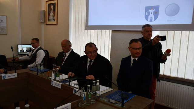 [FOTO] Nowi radni i burmistrz Świebodzic złożyli ślubowania na nową kadencję