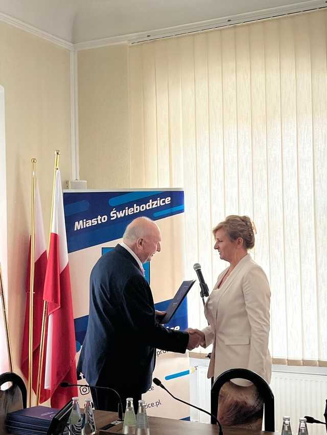 [FOTO] Nowi radni i burmistrz Świebodzic złożyli ślubowania na nową kadencję