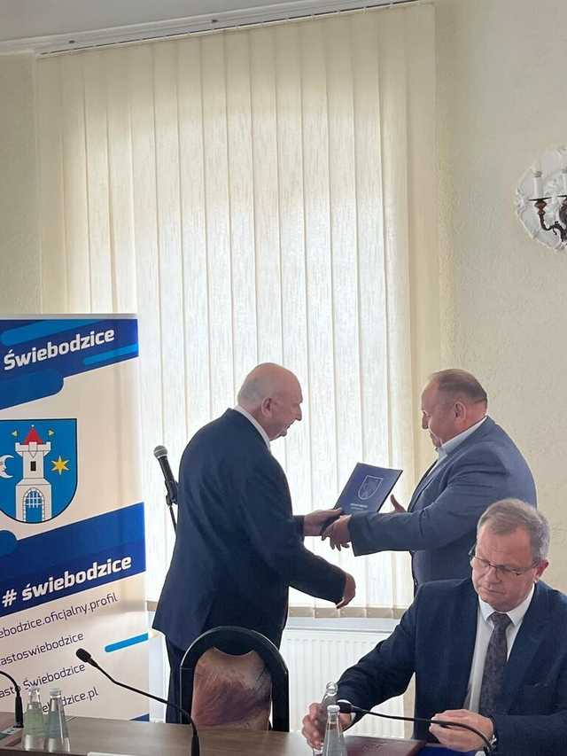 [FOTO] Nowi radni i burmistrz Świebodzic złożyli ślubowania na nową kadencję