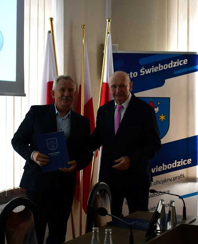 [FOTO] Nowi radni i burmistrz Świebodzic złożyli ślubowania na nową kadencję