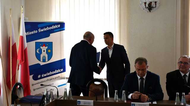 [FOTO] Nowi radni i burmistrz Świebodzic złożyli ślubowania na nową kadencję