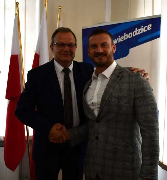 [FOTO] Nowi radni i burmistrz Świebodzic złożyli ślubowania na nową kadencję