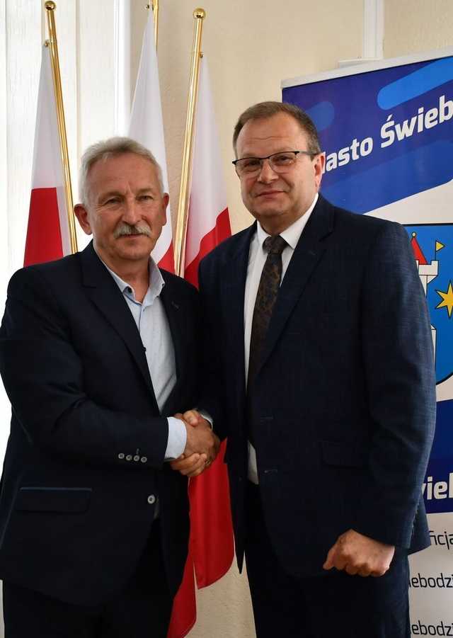 [FOTO] Nowi radni i burmistrz Świebodzic złożyli ślubowania na nową kadencję