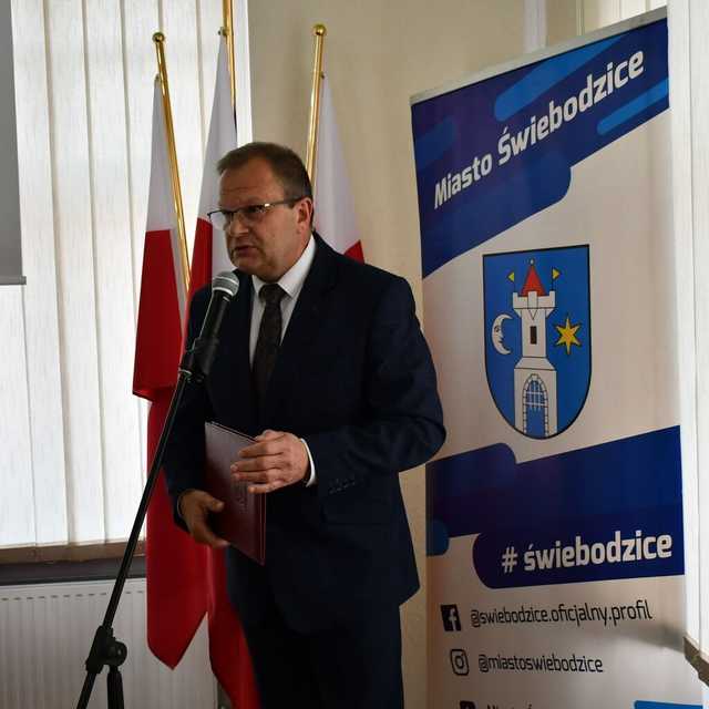 [FOTO] Nowi radni i burmistrz Świebodzic złożyli ślubowania na nową kadencję
