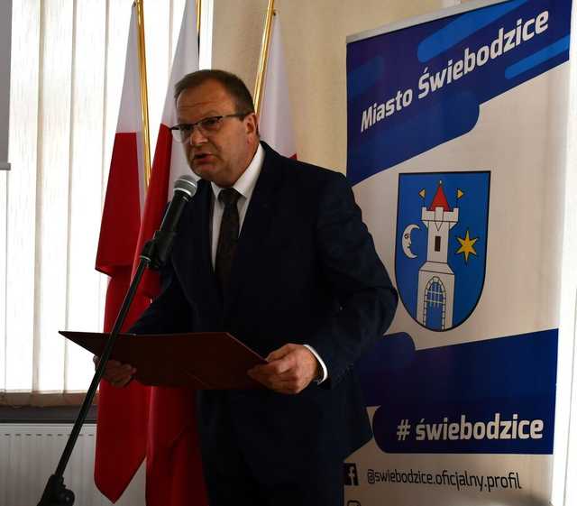 [FOTO] Nowi radni i burmistrz Świebodzic złożyli ślubowania na nową kadencję