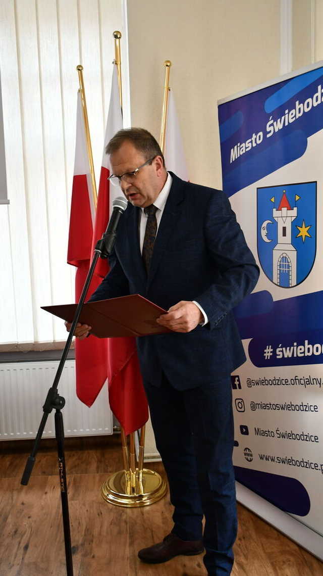 [FOTO] Nowi radni i burmistrz Świebodzic złożyli ślubowania na nową kadencję