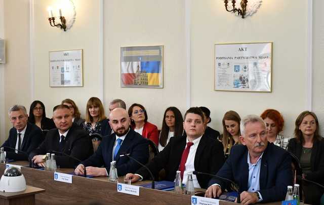 [FOTO] Nowi radni i burmistrz Świebodzic złożyli ślubowania na nową kadencję