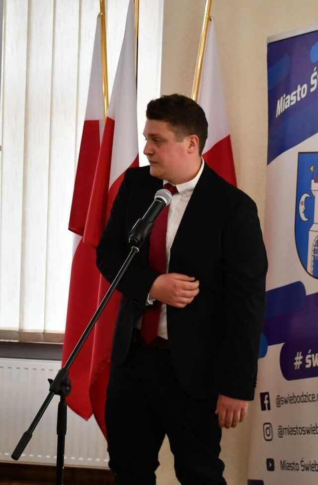 [FOTO] Nowi radni i burmistrz Świebodzic złożyli ślubowania na nową kadencję