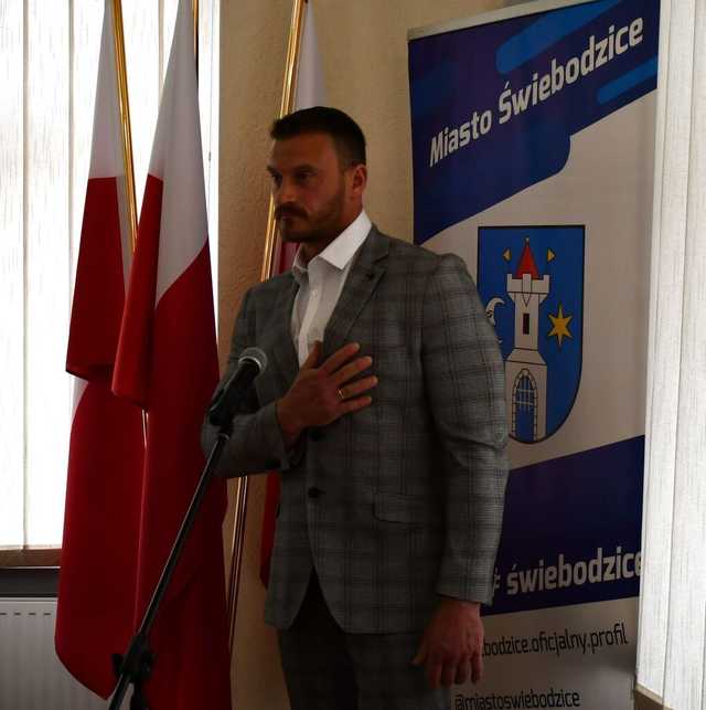 [FOTO] Nowi radni i burmistrz Świebodzic złożyli ślubowania na nową kadencję