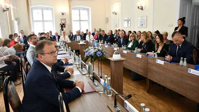 [FOTO] Nowi radni i burmistrz Świebodzic złożyli ślubowania na nową kadencję
