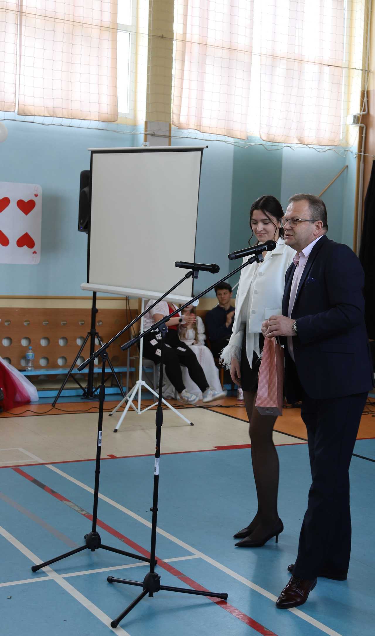 [FOTO] Maturzyści ze Świebodzic pożegnali się z murami liceum